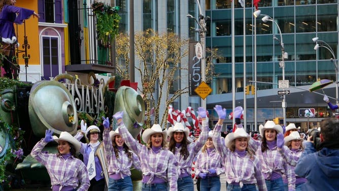 Texas Tech cheerleaders dominate Macy's Thanksgiving Day parade.