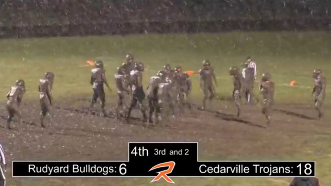 4th quarter of Rudyard-Cedarville football game