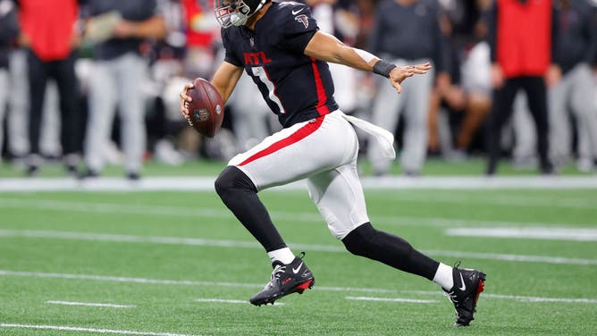 Atlanta Falcons QB Marcus Mariota scrambles during the 2nd half against the Carolina Panthers at Mercedes-Benz Stadium in Atlanta, Georgia.