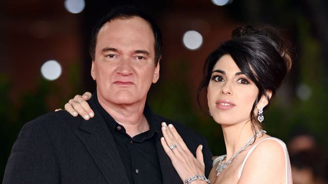 Kid Gets Stuck In Claw Machine, Quentin Tarantino Hates Sex Scene, Nick Cage Eating Bugs & Pizza Delivery Guy Fights Crime