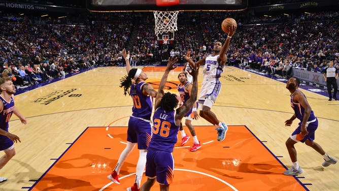 Kings All-Star DeAaron Fox drives to the hoop vs. the Suns at Footprint Center in Phoenix.
