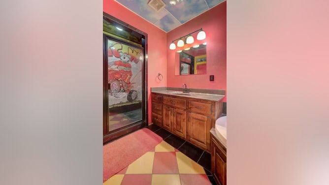 Chiefs fan house Joplin Missouri - 8