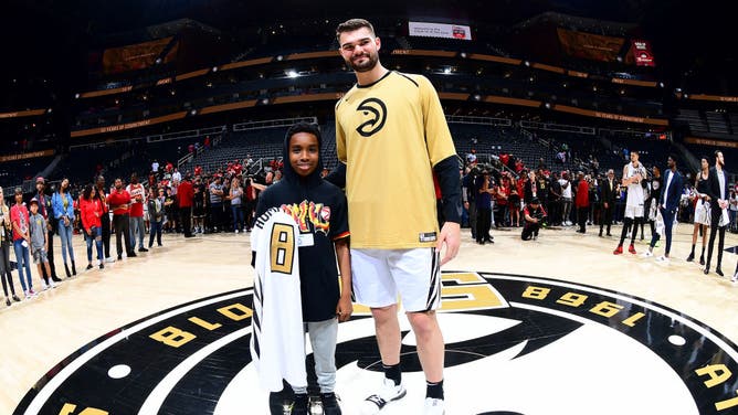 Former Kentucky basketball player comes out as gay.