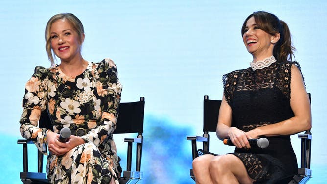 Christina Applegate and Linda Cardellini