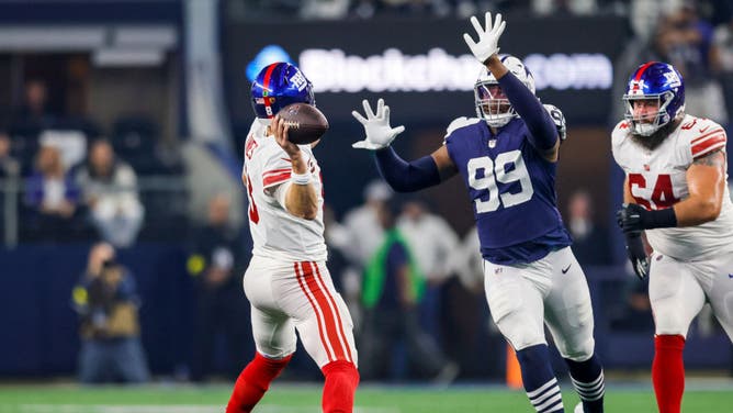 Giants QB Daniel Jones attempts a pass against the Cowboys
