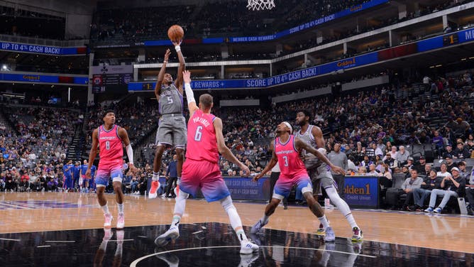 Kings PG DeAaron Fox drives to the basket on the Wizards at Golden 1 Center in Sacramento, California.