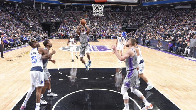 De'Aaron Fox goes to the basket vs. the Mavericks at Golden 1 Center in Sacramento, California.