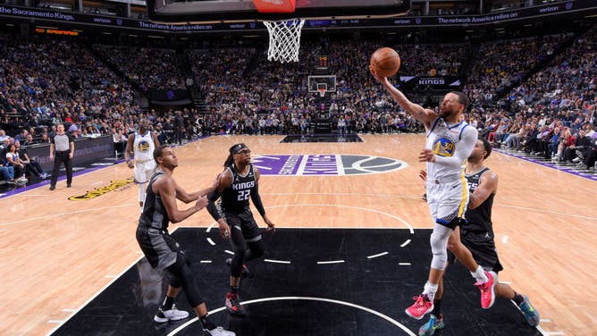 Warriors' Stephen Curry drives to the cup against the King at Golden 1 Center in Sacramento.