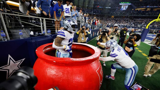 Ezekiel Elliott needs to turn his phone off.