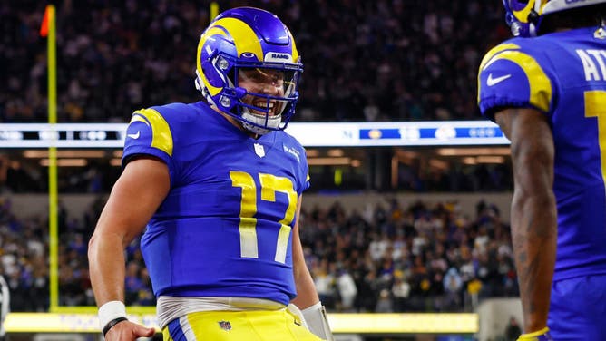 Baker Mayfield and Ryan Fitzpatrick laugh at terrible Raiders team.