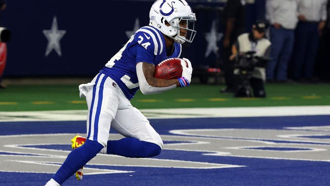 Rodgers runs the ball on a kickoff return vs. the Dallas Cowboys at AT&T Stadium in Arlington, Texas.