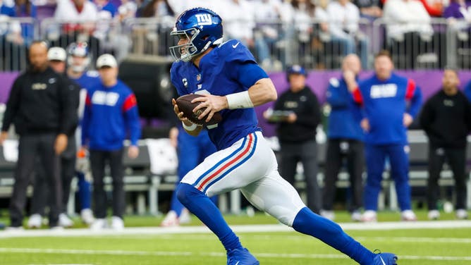 New York Giants QB Daniel Jones runs with the ball against the Minnesota Vikings at U.S. Bank Stadium in Minneapolis.