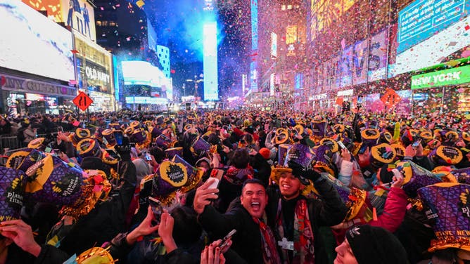 People Are Paying Outrageous Prices To Watch The New Year's Ball Drop At Applebee's