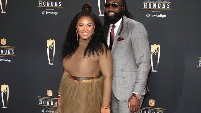 Saints linebacker Demario Davis and his wife Tamela Gill-Davis pray for their daughter