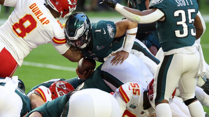 Eagles QB Jalen Hurts runs for a TD during the 1st quarter vs. th Chiefs in Super Bowl LVII at State Farm Stadiu in Glendale, Arizona.