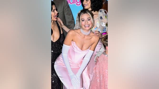 Margot Robbie Barbie Mid