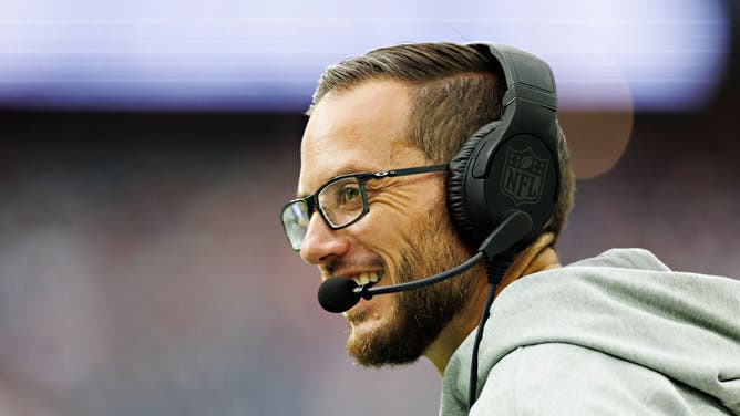 Mike McDaniel Trolls Chargers After Seeing Himself On Jumbotron