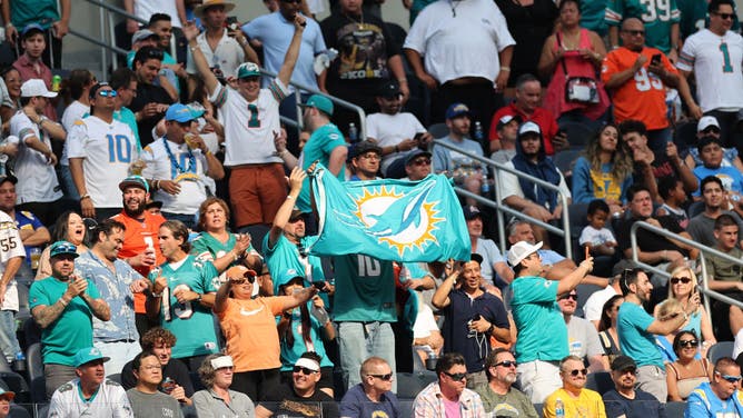 Tyreek Hill Encourages Dolphins Fans To Boo Patriots, Call Mac Jones 'Sorry'
