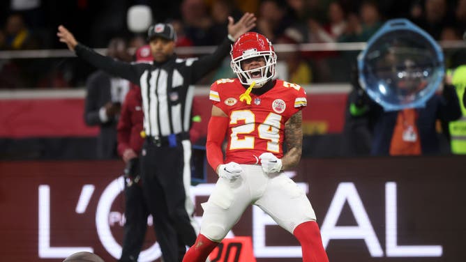 The Chiefs took a 21-0 halftime lead against the Dolphins using good offense and defense.