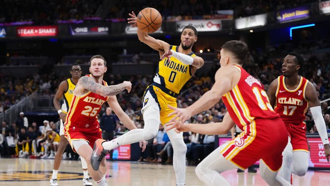 Pacers PG Tyrese Haliburton dishes the ball in an NBA game vs. the Atlanta Hawks at Gainbridge Fieldhouse in Indianapolis.