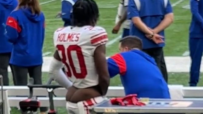 Giants Darnay Holmes sideline massage video reaction