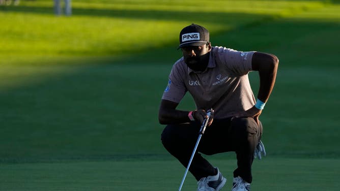 Sahith Theegala on the greens in the 3rd round of the Farmers Insurance Open 2023.