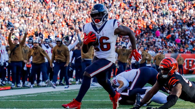 Houston Texans RB Devin Singletary runs for a TD vs. the Bengals at Paycor Stadium in Cincinnati, Ohio.