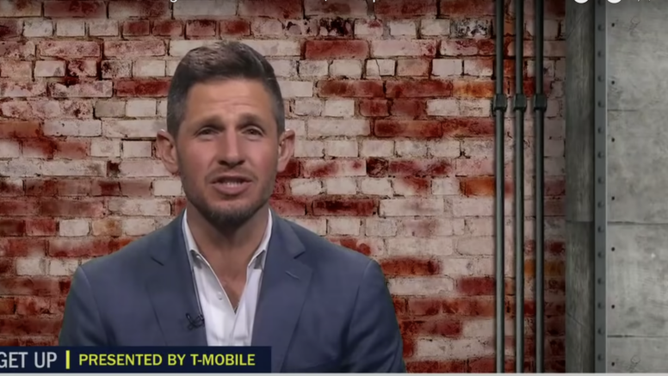 Dan Orlovsky tells ESPN viewers how great Chris Jones smells.