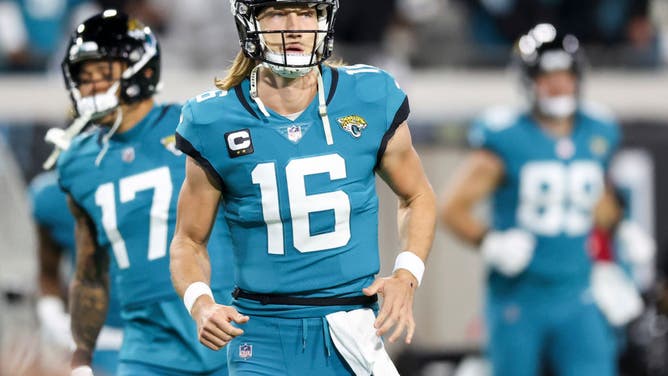 Trevor Lawrence throws 3 interceptions.