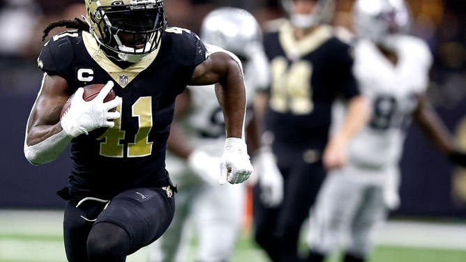 Saints RB Alvin Kamara carries the ball against the Raiders.