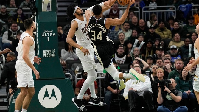 Cleveland Cavaliers C Jarrett Allen blocks Milwaukee Bucks All-Star Giannis Antetokounmpo at Fiserv Forum in Wisconsin. (Jeff Hanisch-USA TODAY Sports)