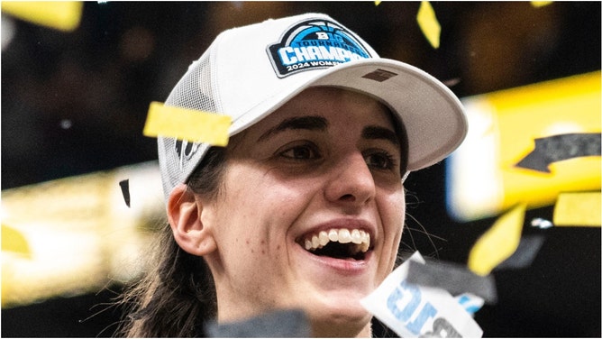 Caitlin Clark stopped to sign autographs for a group of young kids after winning the Big Ten Tournament. Watch the awesome video. (Credit: USA Today Sports Network)