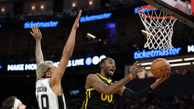 Golden State Warriors SF Jonathan Kuminga goes to the hoop on San Antonio Spurs forward Jeremy Sochan at Chase Center. (Kyle Terada-USA TODAY Sports)