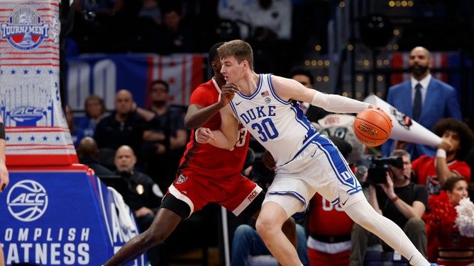 Duke Blue Devils C Kyle Filipowski backs down North Carolina State PF Mohamed Diarra at Capital One Arena in Washington D.C. (Geoff Burke-USA TODAY Sports)