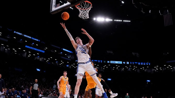 Duke Blue Devils C Kyle Filipowski gets a layup against the Vermont Catamounts in the first round of the 2024 NCAA Tournament at the Barclays Center in Brooklyn. (Robert Deutsch-USA TODAY Sports)