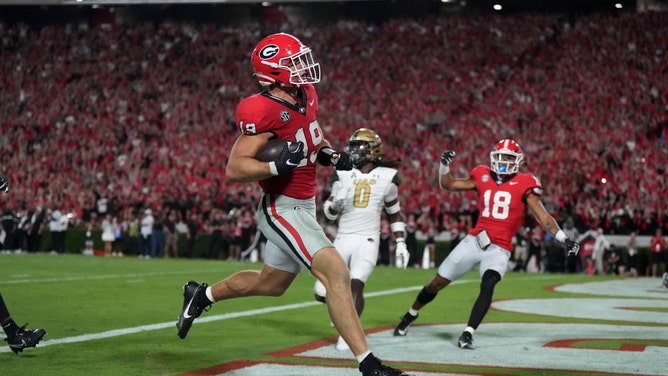 Bulldogs TE Brock Bowers scores on a 41-yard TD reception vs. the UAB Blazers in at Sanford Stadium in Athens, Georgia. (Kirby Lee-USA TODAY Sports)