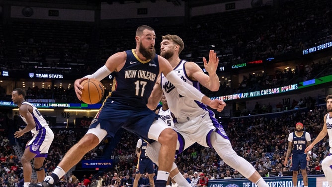 New Orleans Pelicans C Jonas Valanciunas backs down Sacramento Kings C Domantas Sabonis at Smoothie King Center in Louisiana. (Stephen Lew-USA TODAY Sports)