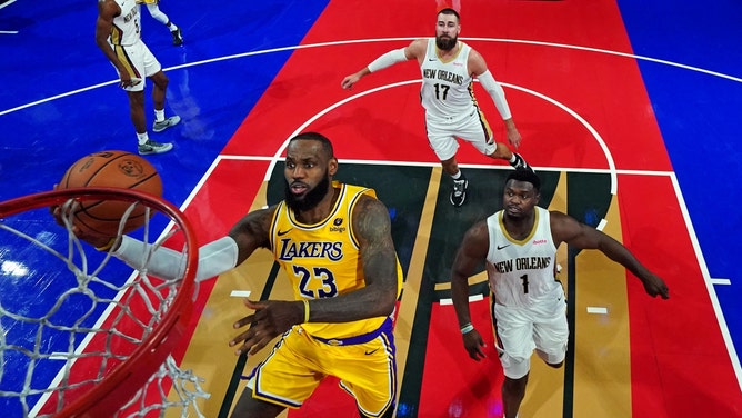 Los Angeles Lakers SF LeBron James goes to the rack on the New Orleans Pelicans in the 2023 NBA In-Season Tournament Semifinal at T-Mobile Arena in Las Vegas. (Kyle Terada-USA TODAY Sports)