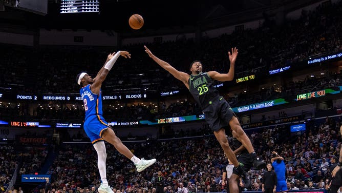 Oklahoma City Thunder PG Shai Gilgeous-Alexander shoots over New Orleans Pelicans SF Trey Murphy III at Smoothie King Center in Louisiana. (Stephen Lew-USA TODAY Sports)
