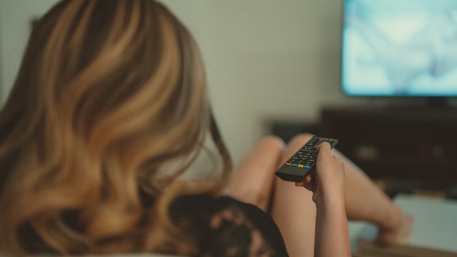 25-year-old nymphomaniac can't stop masturbating at work