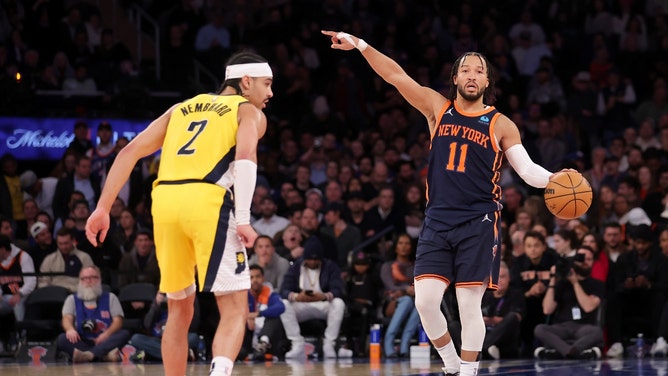 New York Knicks PG Jalen Brunson directs traffic while Indiana Pacers SG Andrew Nembhard plays defense at Madison Square Garden. (Brad Penner-USA TODAY Sports)