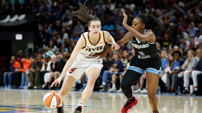 Indiana Fever SG Caitlin Clark drives to the basket against on Chicago Sky guard Dana Evans in a WNBA game at Wintrust Arena. (Kamil Krzaczynski-USA TODAY Sports)