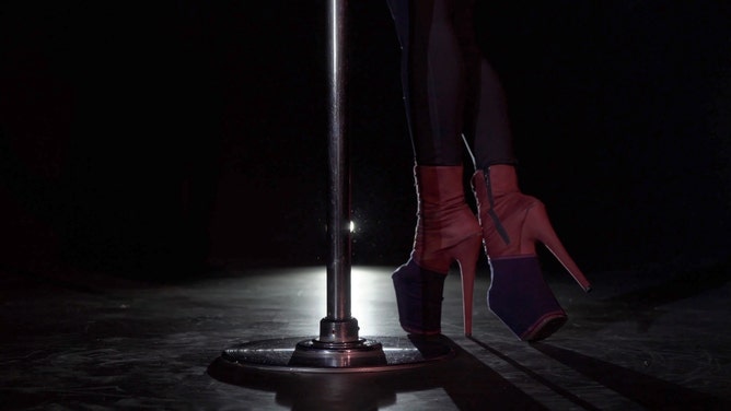 pennsylvania stripper pulled off stage by rival stripper