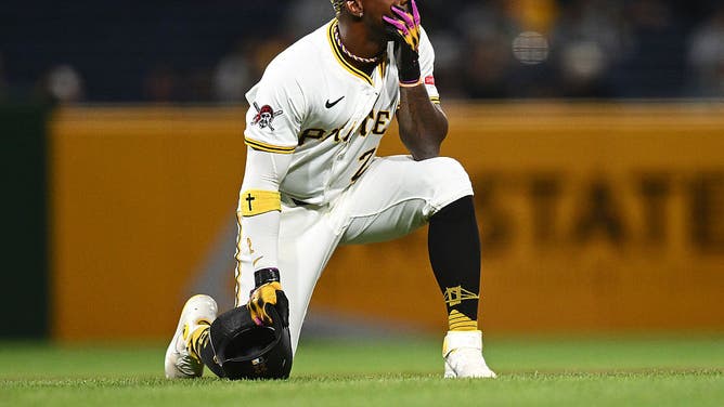 pirates fan fall fence
