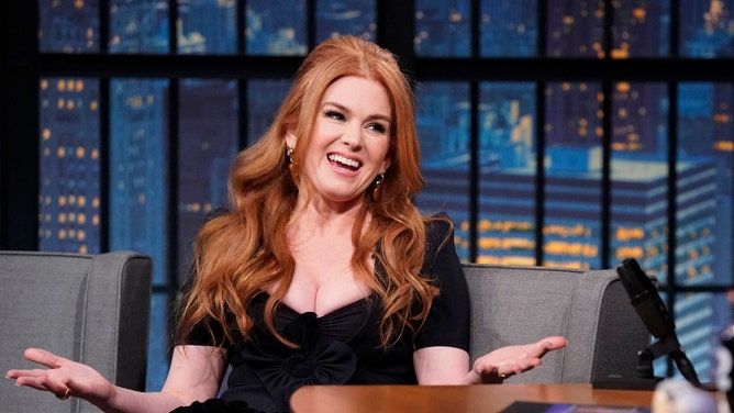 isla fisher jokes about her boobs with sag nomination comment