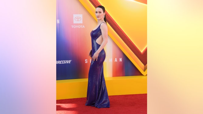 rachel brosnahan red carpet superman premiere