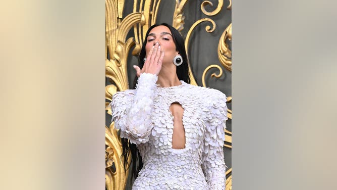 singer dua lipa paris fashion week