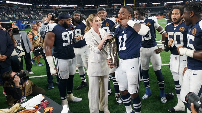 Dallas Cowboys pass rusher Micah Parsons eating turkey with the Madden Thanksgiving MVP trophy after defeating the New York Giants at AT&T Stadium. (Photo credit: Chris Jones-Imagn Images)