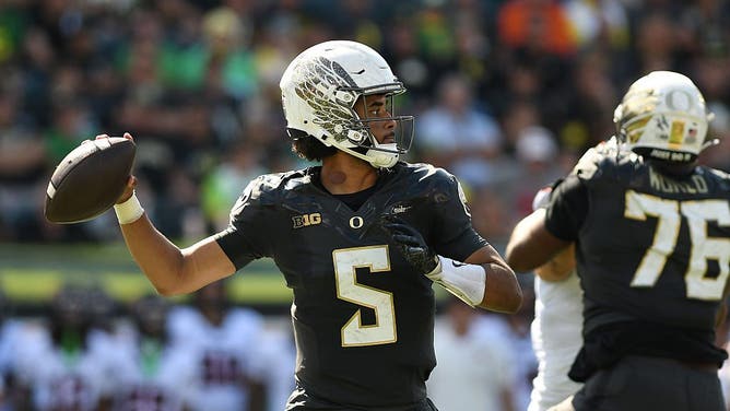 Oregon Ducks quarterback Dante Moore