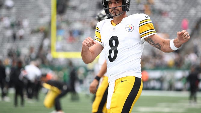Pittsburgh Steelers quarterback Aaron Rodgers warms up before the NFL Week 1 game against the New York Jets at MetLife Stadium.